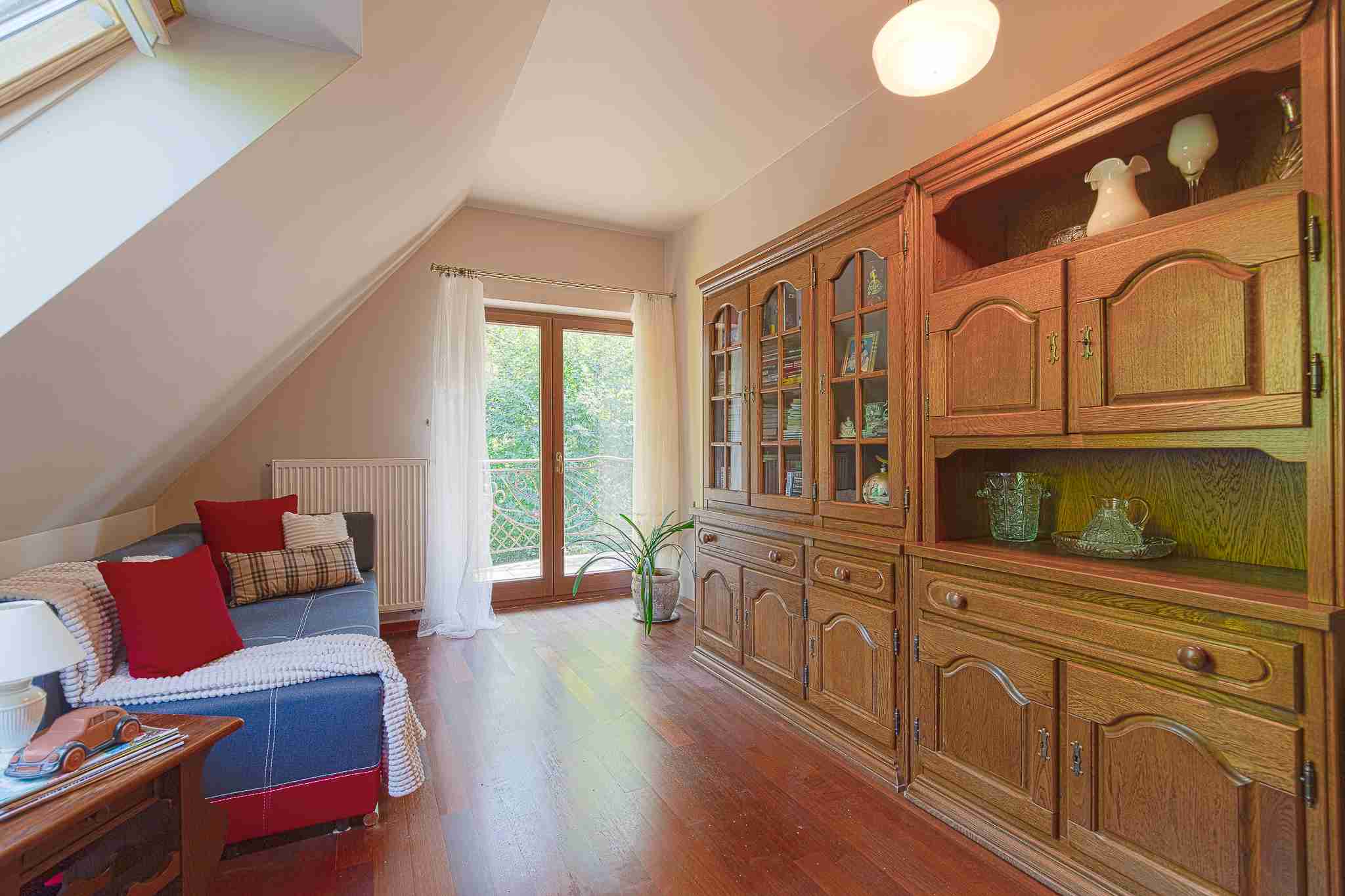 Pokój w domu przy ul. Żwirowej we Wrocławiu. Dom sprzedany za pośrednictwem biura nieruchomości DOMiTY.