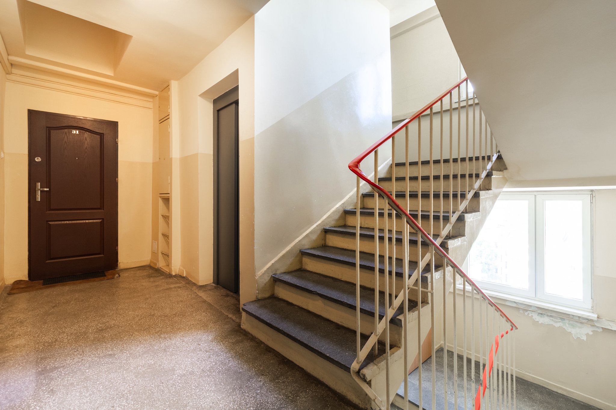 Zdjęcie klatki schodowej do mieszkania przy ulicy Wesołej we Wrocławiu.