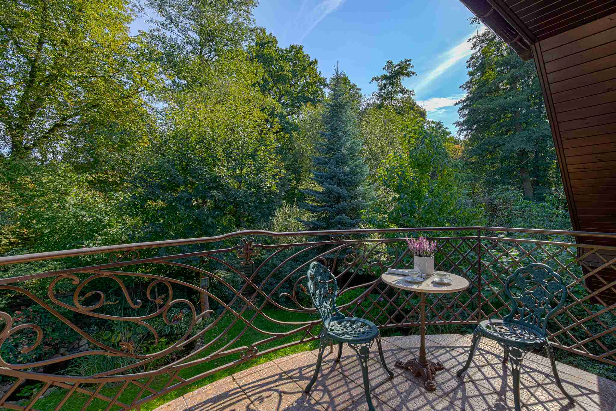 Balkon domu przy ul. Żwirowej we Wrocławiu. Dom sprzedany za pośrednictwem biura nieruchomości DOMiTY.