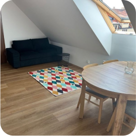 Pokój ze skosami z mieszkania w Kobierzycach pod Wrocławiem, znalezionego przez agencje nieruchomości DOMiTY.