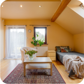 Sypialnia w domu w miejscowości Lubnów pod Wrocławiem. Dom znaleziony przez agencje nieruchomości DOMiTY.