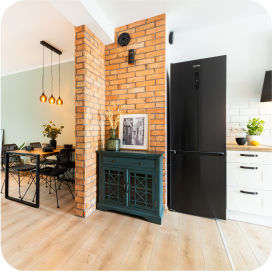 Widok na jadalnie i kuchnie w mieszkania przy ulicy Wichrowej zaaranżowany przez pośrednika nieruchomości DOMiTY.