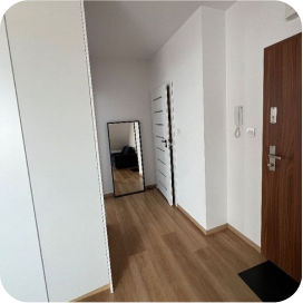 Korytarz z mieszkania w Kobierzycach pod Wrocławiem, znalezionego przez agencje nieruchomości DOMiTY.