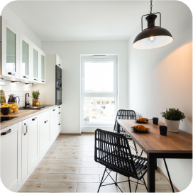 Kuchnia z oknem w mieszkaniu przy ulicy Wichrowej zaaranżowany przez pośrednika nieruchomości DOMiTY.