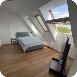 Sypialnia ze skosami z mieszkania w Kobierzycach pod Wrocławiem, znalezionego przez agencje nieruchomości DOMiTY.