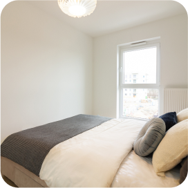 Sypialnia mieszkania przy ulicy Wichrowej zaaranżowany przez pośrednika nieruchomości DOMiTY.