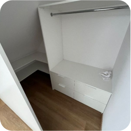 Garderoba z mieszkania w Kobierzycach pod Wrocławiem, znalezionego przez agencje nieruchomości DOMiTY.