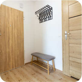 Wejście do mieszkania przy ulicy Wichrowej zaaranżowane przez pośrednika nieruchomości DOMiTY.