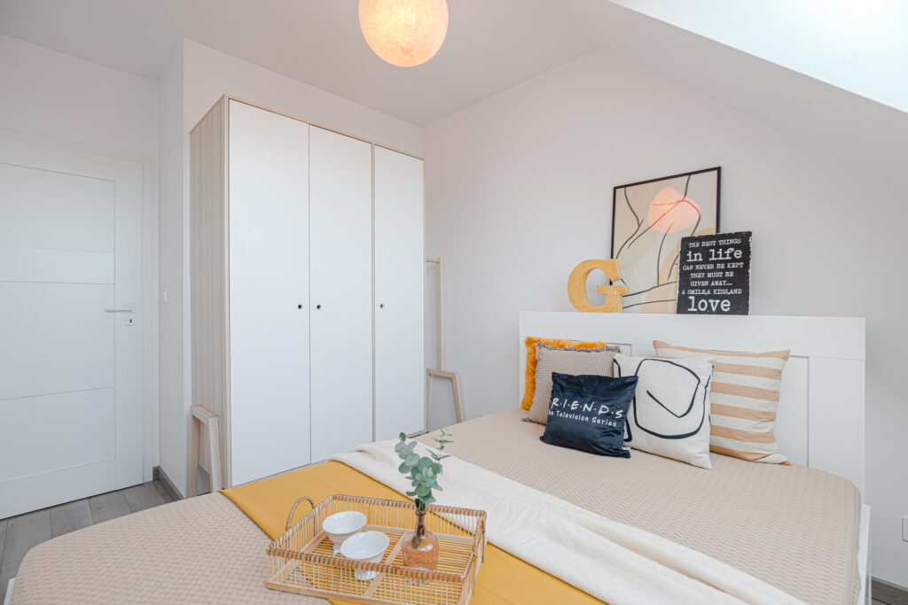 Sypialnia w mieszkaniu ul. Awicenny we Wrocławiu sprzedane z sukcesem przez agencję nieruchomości DOMiTY.