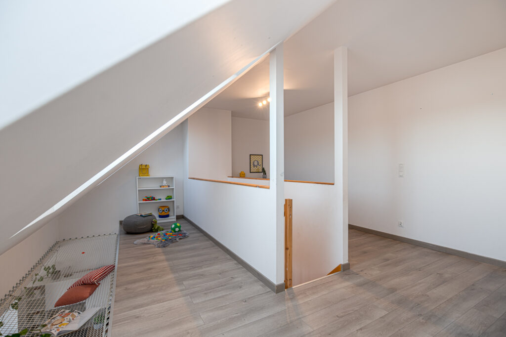 Pokój ze skosami w mieszkaniu przy Awicenny we Wrocławiu. Sprzedane przez agencję DOMiTY.