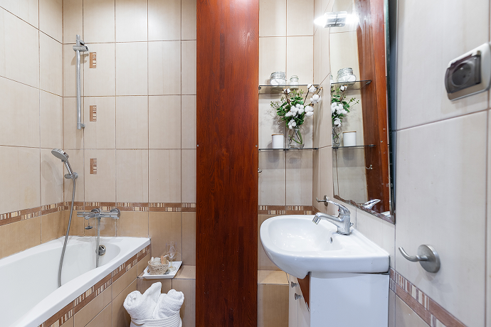 Mieszkanie przy ul. Widnej we Wrocławiu — łazienka po aranżacji zwiększającej atrakcyjność oferty sprzedażowej.