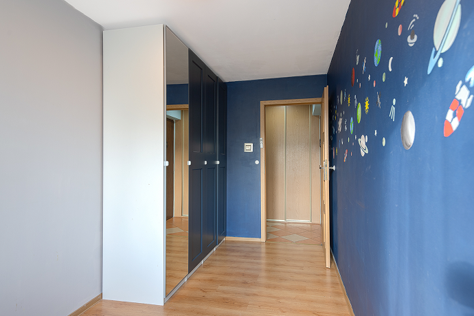 Pokój po przygotowaniu przez biuro nieruchomości DOMiTY — efekt końcowy aranżacji na potrzeby sprzedaży, Wrocław, Widna.