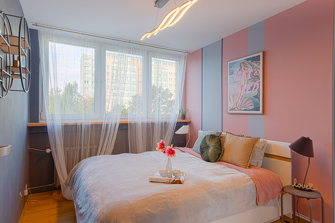 Wnętrze po home stagingu przygotowanym przez biuro nieruchomości — mieszkanie na Widnej we Wrocławiu.