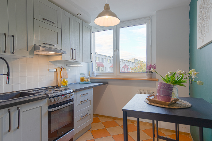 Pokój w mieszkaniu na ul. Widnej we Wrocławiu po aranżacji wykonanej przez biuro nieruchomości na potrzeby sprzedaży.