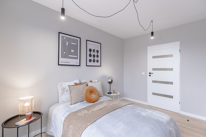 Sypialnia w mieszkaniu przy ul. Długosza we Wrocławiu po renowacji wykonanej według planu DOMiTY.