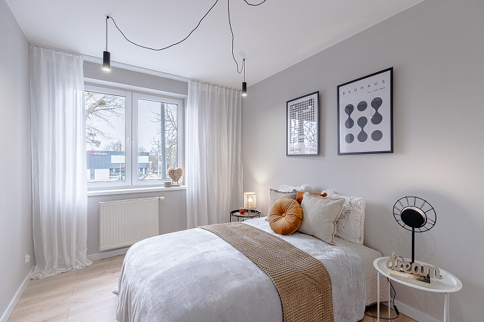 Sypialnia mieszkania przy Długosza we Wrocławiu po renowacji zaproponowanej przez biuro nieruchomości DOMiTY.