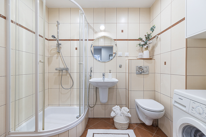 Łazienka w mieszkaniu przy Długosza we Wrocławiu po renowacji zaproponowanej przez biuro nieruchomości DOMiTY.