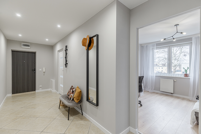 Korytarz w mieszkaniu przy Długosza we Wrocławiu po renowacji zaproponowanej przez biuro nieruchomości DOMiTY.