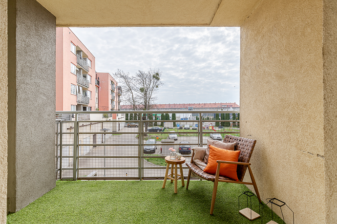 Balkon w mieszkaniu przy Długosza we Wrocławiu po renowacji zaproponowanej przez biuro nieruchomości DOMiTY.