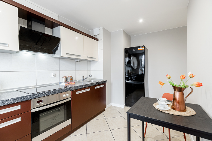 Kuchnia w mieszkaniu przy ul. Długosza we Wrocławiu po renowacji wykonanej według planu DOMiTY.