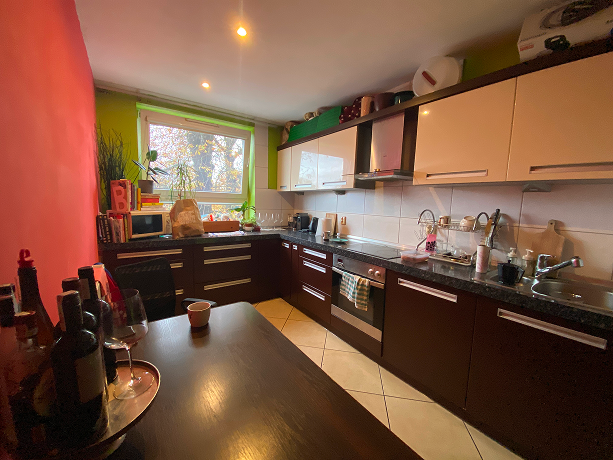 Kuchnia w mieszkaniu we Wrocławiu przy ul. Długosza — przed planowaną renowacją.