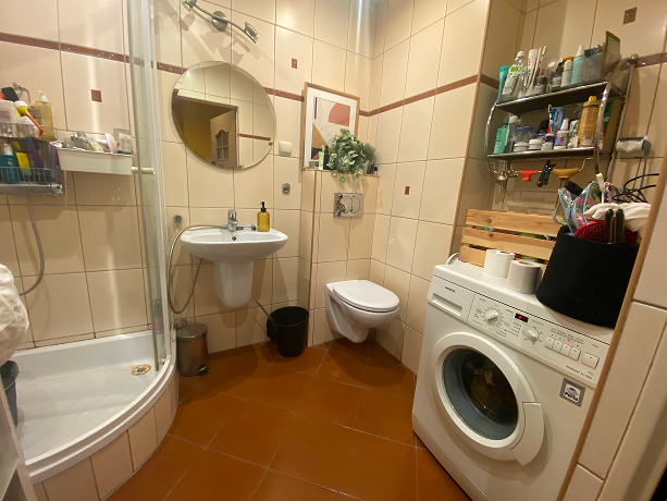 Łazienka w mieszkaniu we Wrocławiu przy ul. Długosza — przed planowaną renowacją.