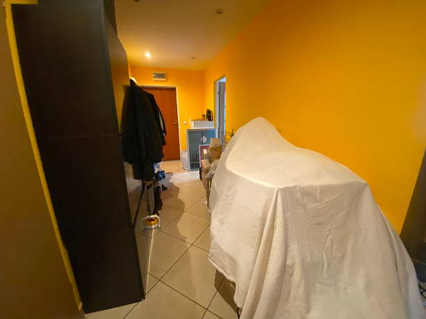 Korytarz w mieszkaniu we Wrocławiu przy ul. Długosza — przed planowaną renowacją.