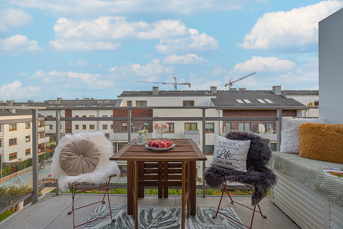 Balkon po metamorfozie – ul. Awicenny, Wrocław. Aranżacja wykonana przez DOMiTY Nieruchomości.