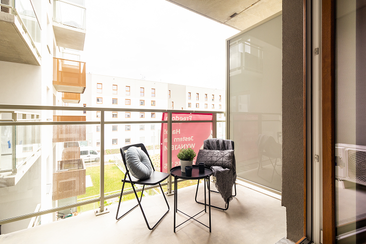 Balkon mieszkania przy ul. Wichrowej po dokonaniem aranżacji przez agencje nieruchomości DOMiTY.