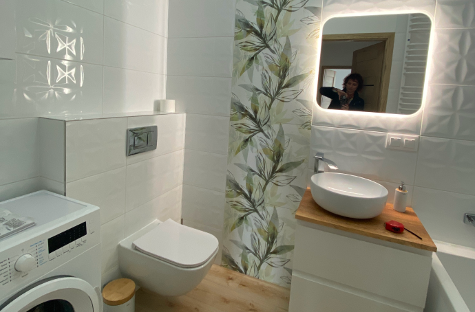 Łazienka mieszkania przy ul. Wichrowej przed dokonaniem aranżacji przez agencje nieruchomości DOMiTY.