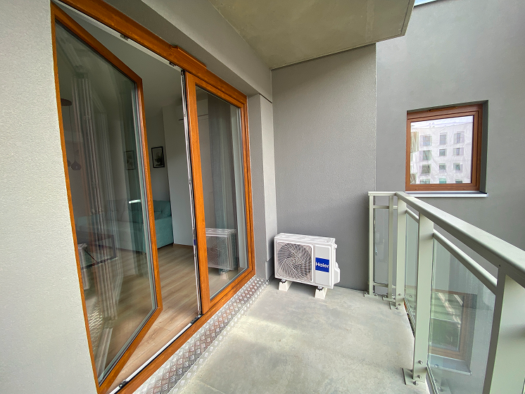 Balkon mieszkanie przy ul. Wichrowej przed dokonaniem aranżacji przez agencje nieruchomości DOMiTY.