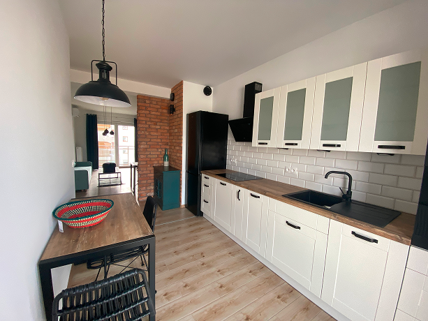 Pierwsze ujęcie wnętrza mieszkania przy Wichrowej – przed pracami aranżacyjnymi zespołu DOMiTY.