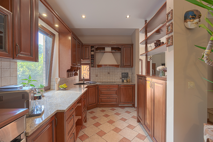 Kuchnia domu przy ul. Żwirowej we Wrocławiu zaaranżowana przez biuro nieruchomości DOMiTY.