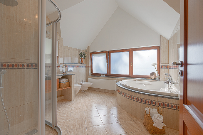 Łazienka domu przy ul. Żwirowej we Wrocławiu zaaranżowana przez biuro nieruchomości DOMiTY.