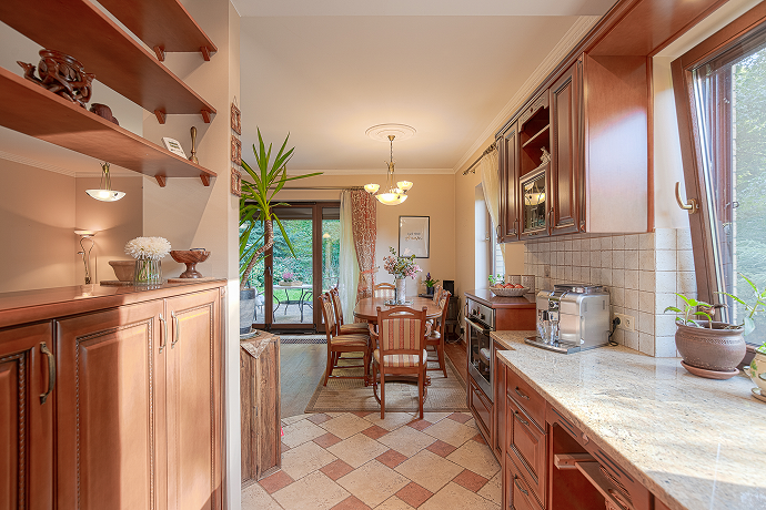 Kuchnia i salon domu przy ul. Żwirowej we Wrocławiu zaaranżowane przez biuro nieruchomości DOMiTY.