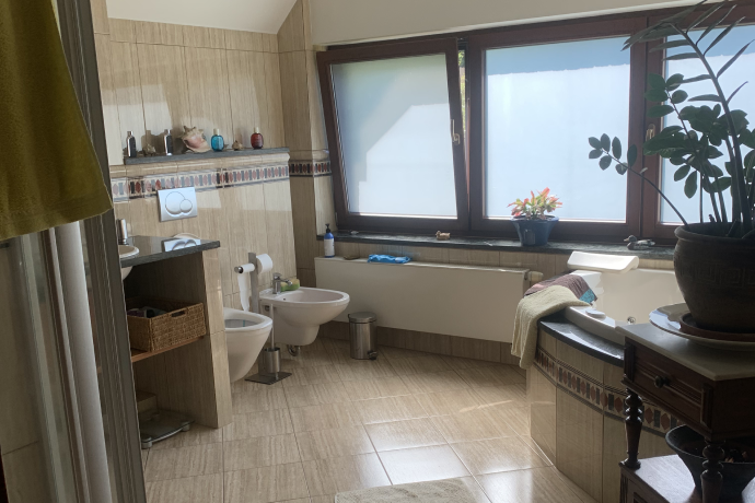 Łazienka domu przy ul. Żwirowej we Wrocławiu przed aranżacją przez biuro nieruchomości DOMiTY.