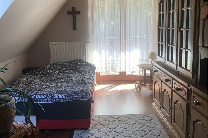 Sypialnia domu przy ul. Żwirowej we Wrocławiu przed aranżacją przez biuro nieruchomości DOMiTY.