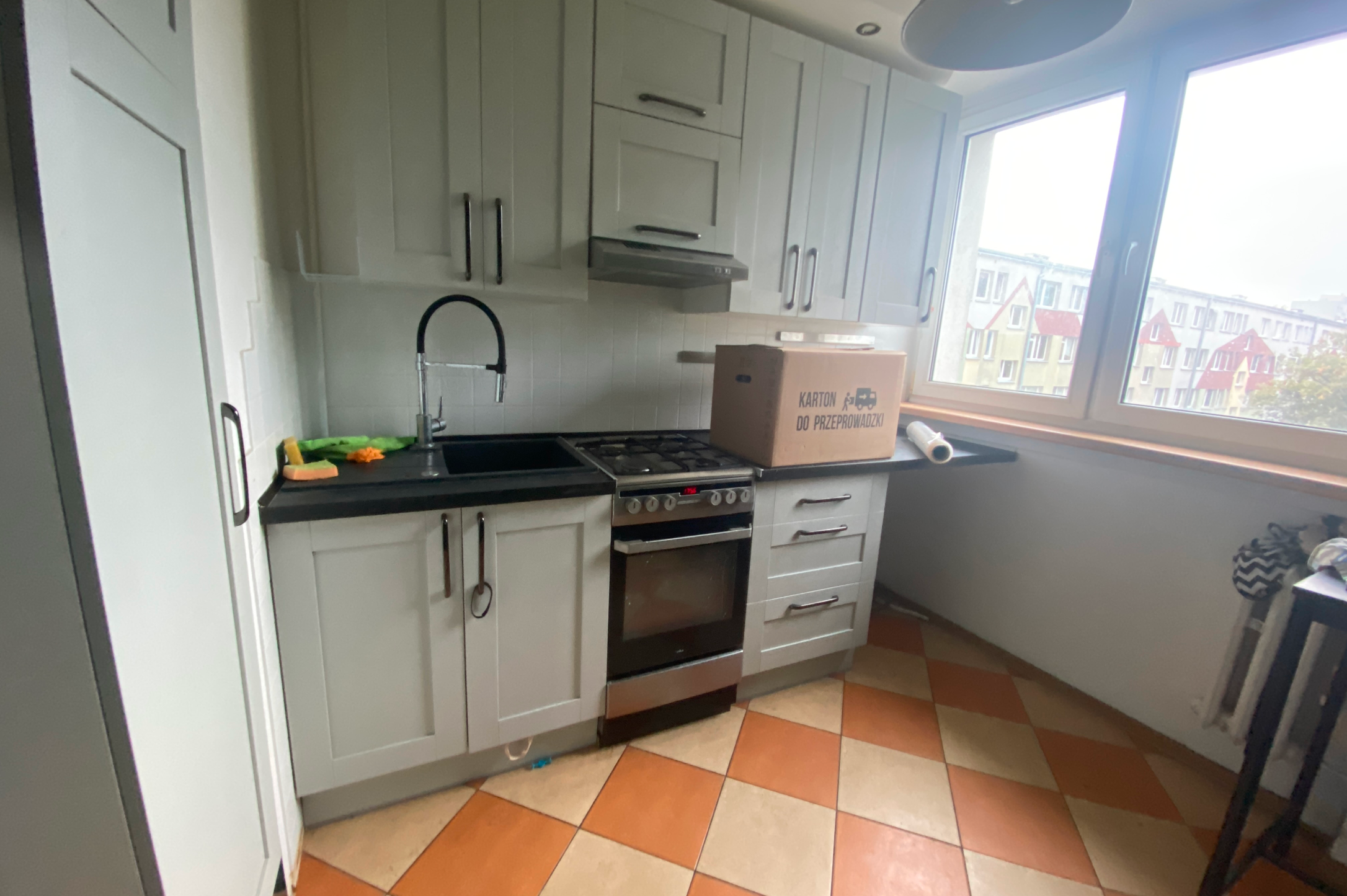 Kuchnia mieszkania na ul. Widnej (Wrocław) jeszcze przed adaptacją i przygotowaniem pod sprzedaż.