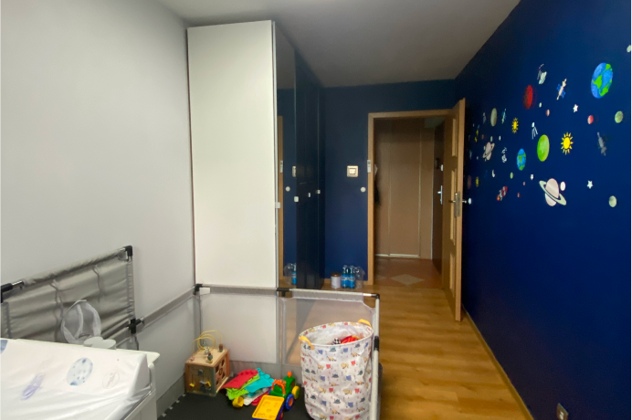 Pokój w mieszkaniu na ul. Widnej we Wrocławiu – stan przed przygotowaniem do sprzedaży przez biuro nieruchomości.