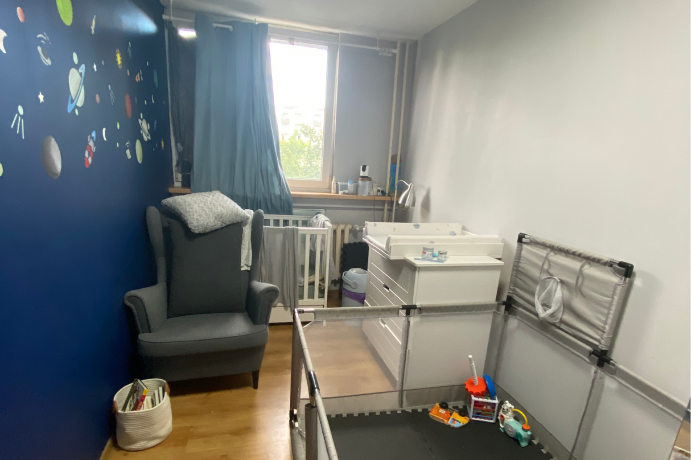 Pokój w mieszkaniu przy ul. Widnej we Wrocławiu przed aranżacją przez biuro nieruchomości pomagające w sprzedaży.