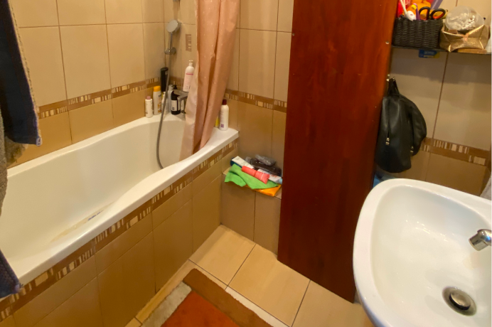 Łazienka mieszkania przy ul. Widnej we Wrocławiu przed aranżacją pod sprzedaż przez profesjonalne biuro nieruchomości.