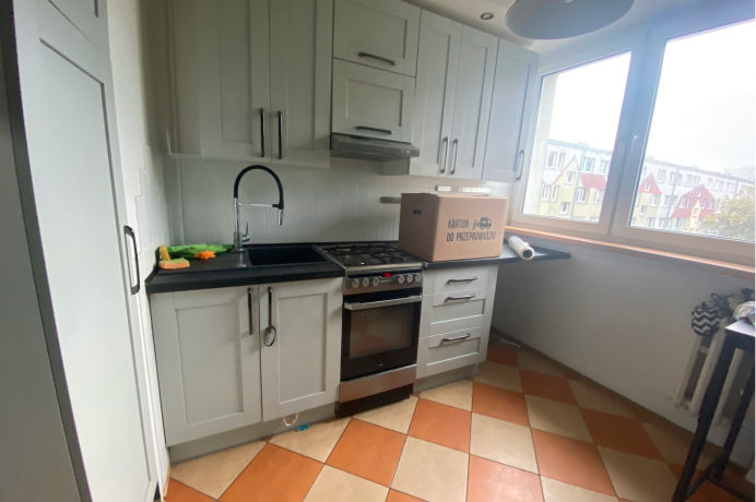 Kuchnia mieszkania przy ul. Widnej we Wrocławiu przed aranżacją pod sprzedaż przez profesjonalne biuro nieruchomości.