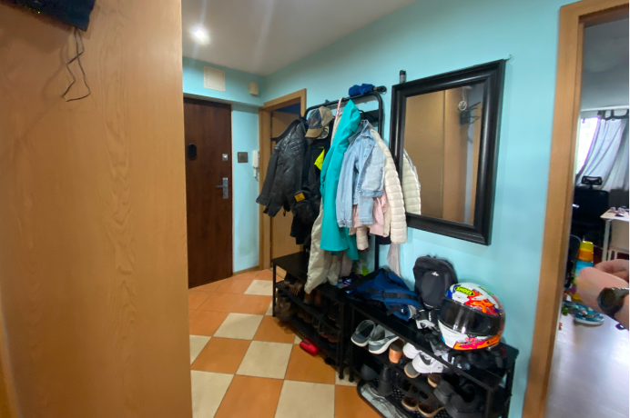 Przedpokój w mieszkaniu na ul. Widnej we Wrocławiu – stan przed przygotowaniem do sprzedaży przez biuro nieruchomości.